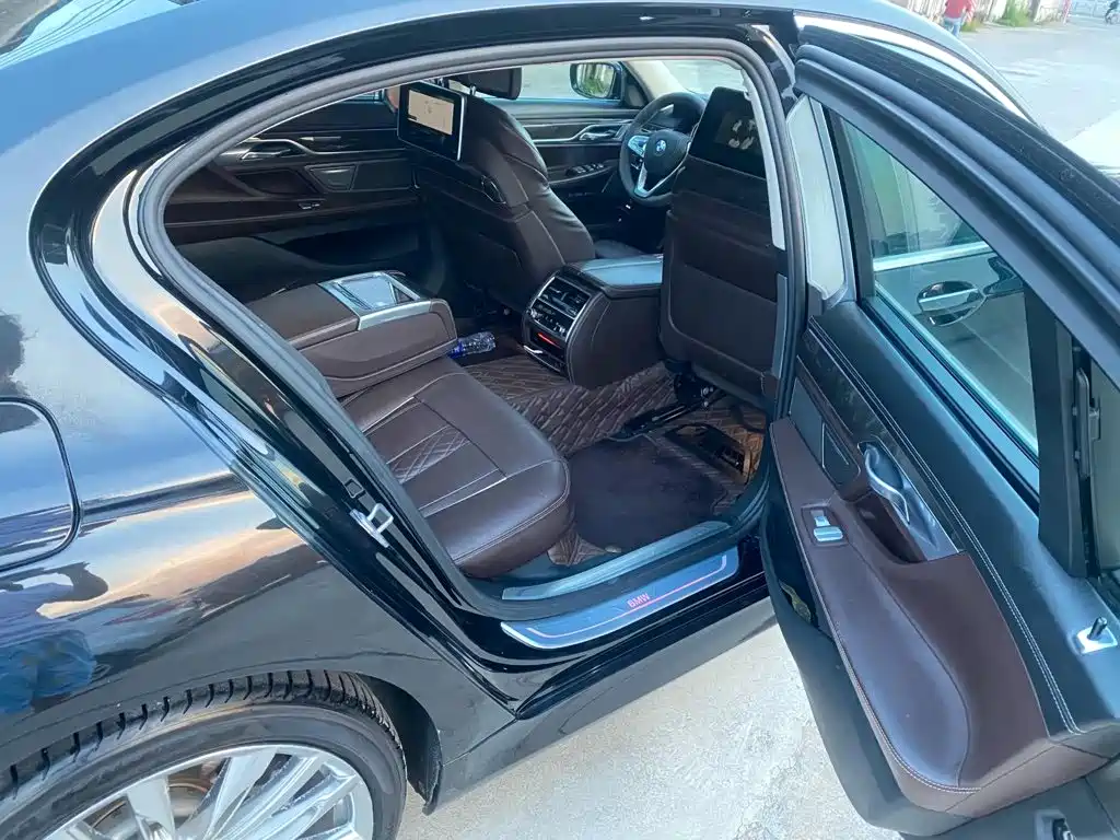 صورة 8 - BMW 7 Series