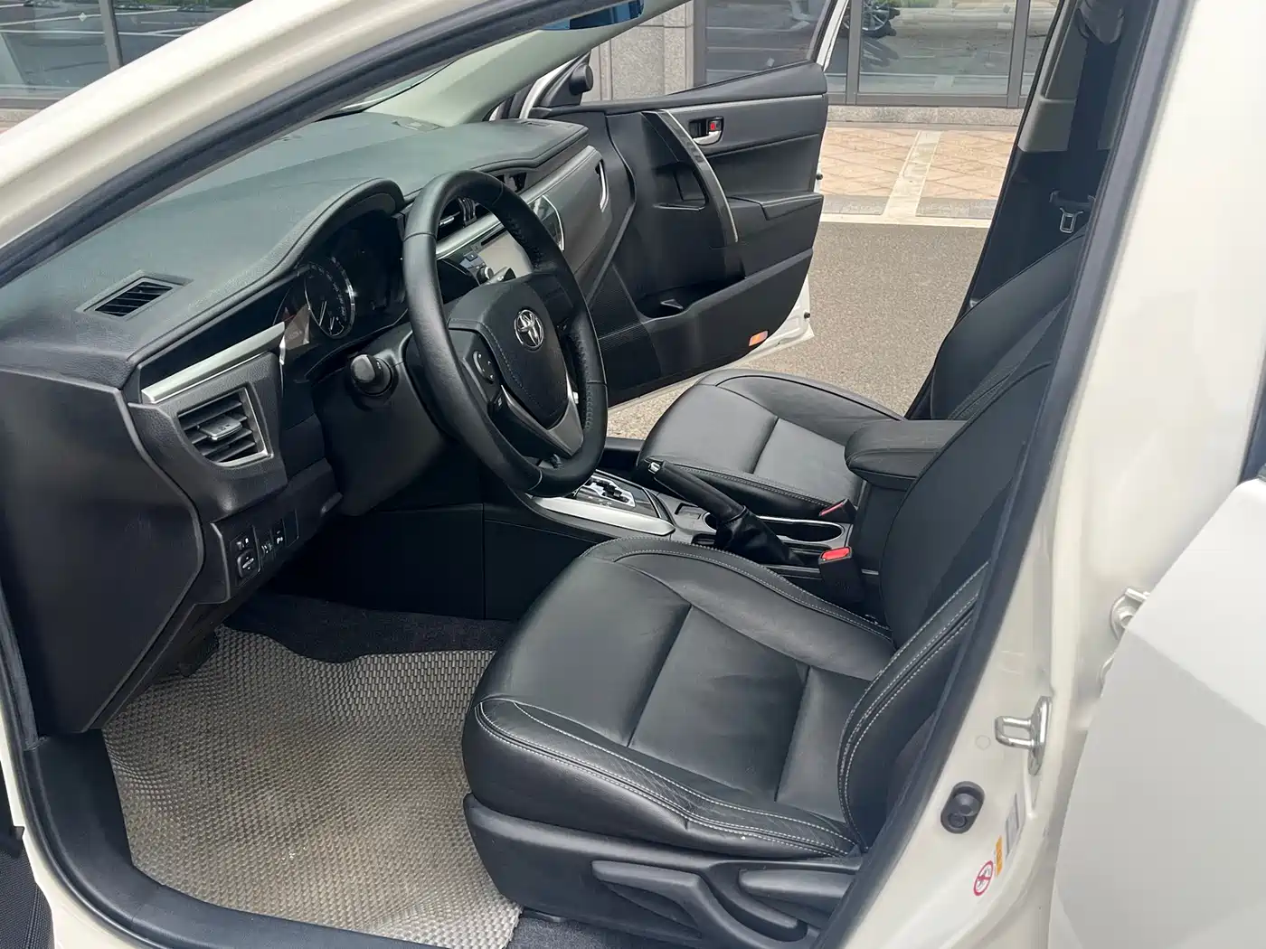 Toyota Corolla 2014 1.6L CVT GL-i Leather Edition фото 8