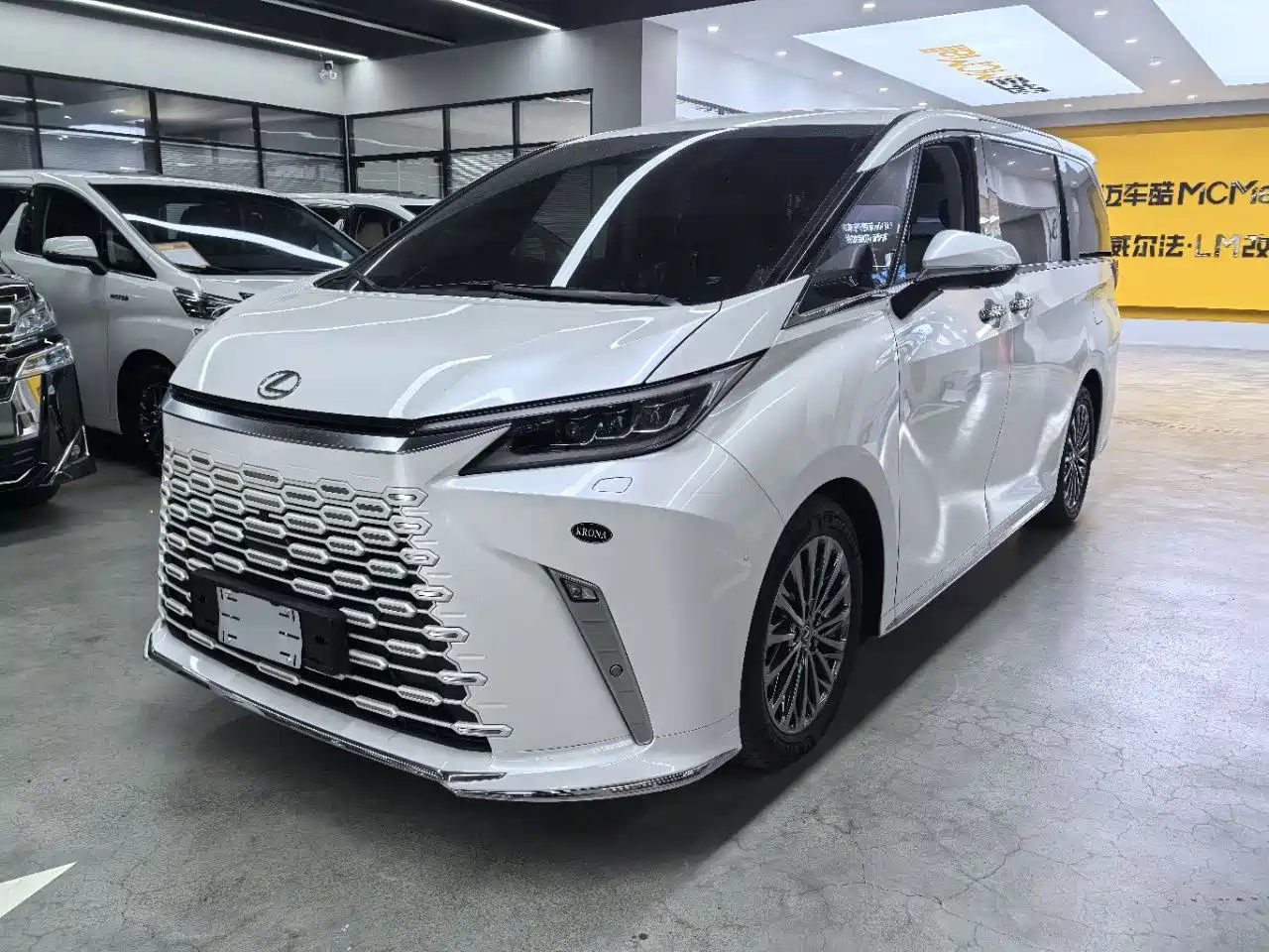 LEXUS LM 2026