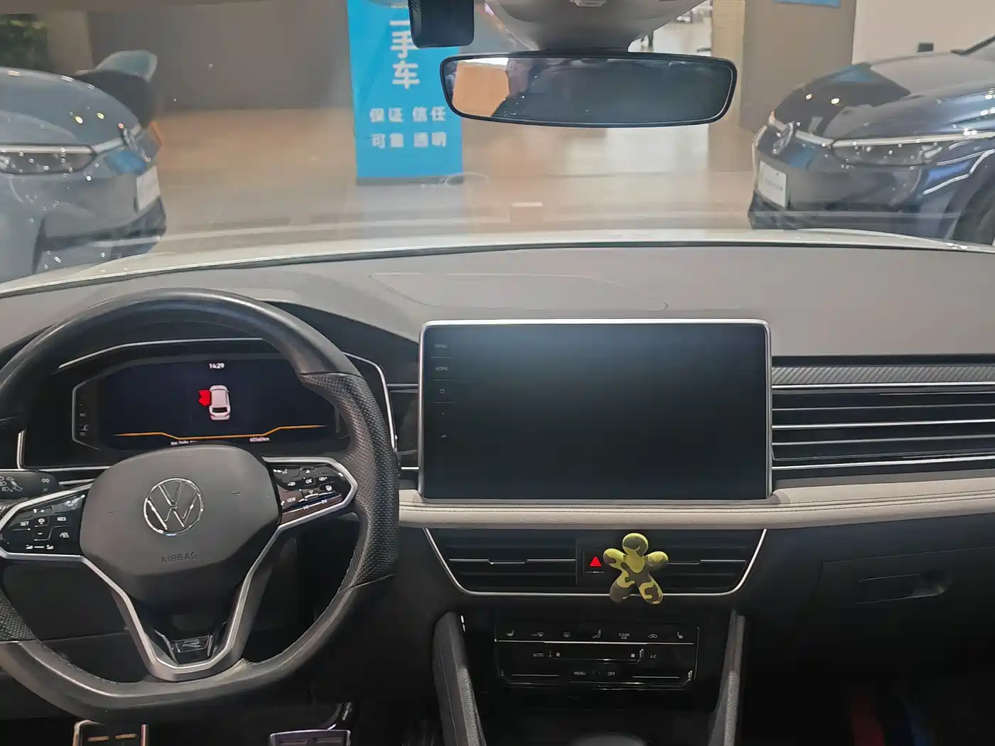 Volkswagen Tiguan L 2023 380TSI 4WD R-Line Premium 7-seater фото 5