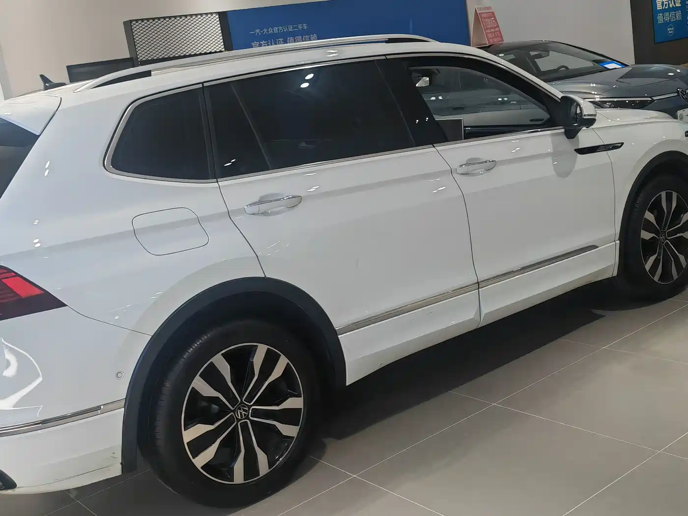 Volkswagen Tiguan L 2023 380TSI 4WD R-Line Premium 7-seater фото 12