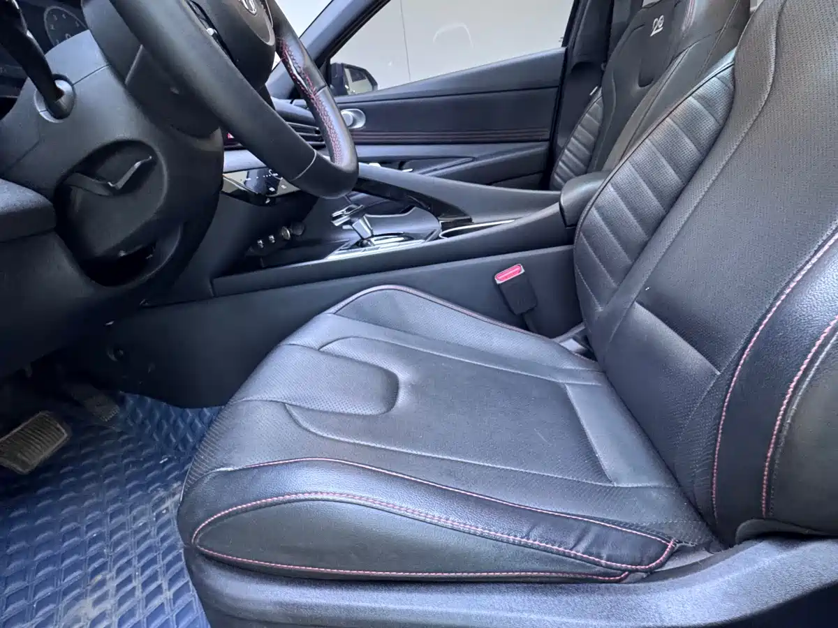Hyundai Elantra 2022 1.5L CVT LUX Premium Edition фото 21