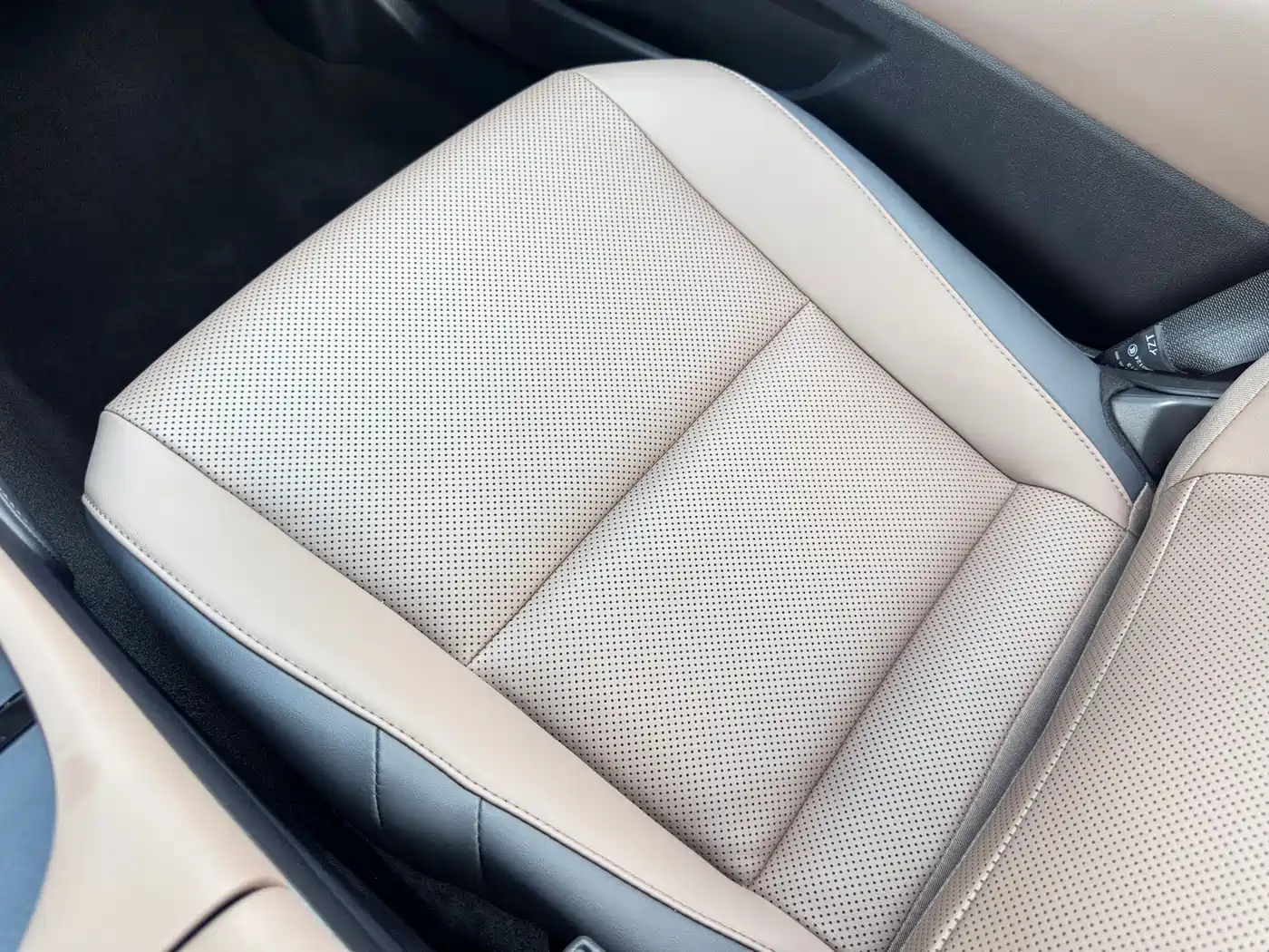 Фото 16 - Lexus ES