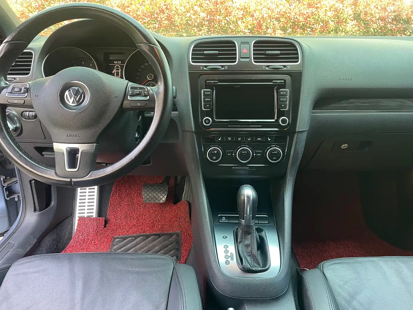 Volkswagen Golf (Import) 2012 1.4TSI Luxury Convertible Edition фото 6