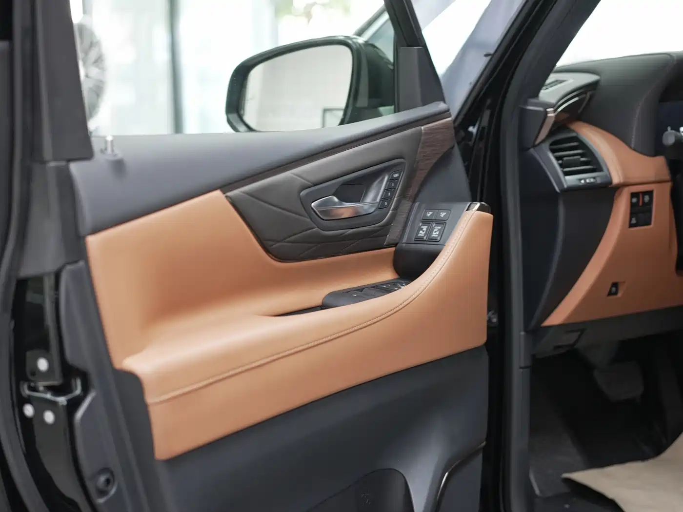 Toyota Alphard 2025 Hybrid 2.5L Ultimate Gold Edition фото 7