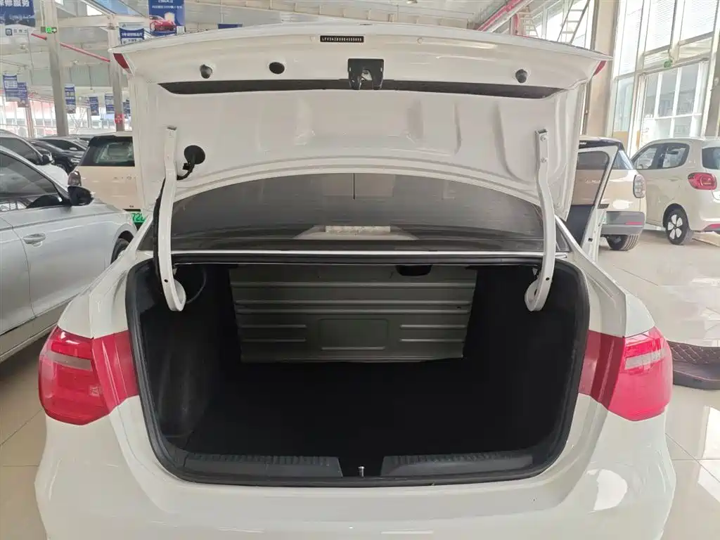 Volkswagen Jetta 2013 1.6L Automatic Fashion фото 19