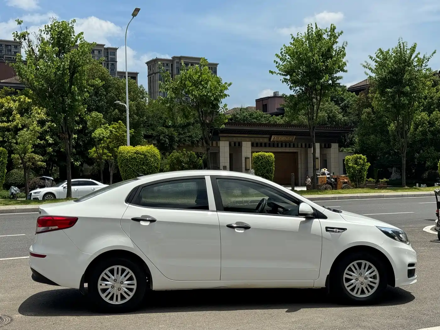 Kia K2 2017 2015 Sedan 1.4L AT GLS