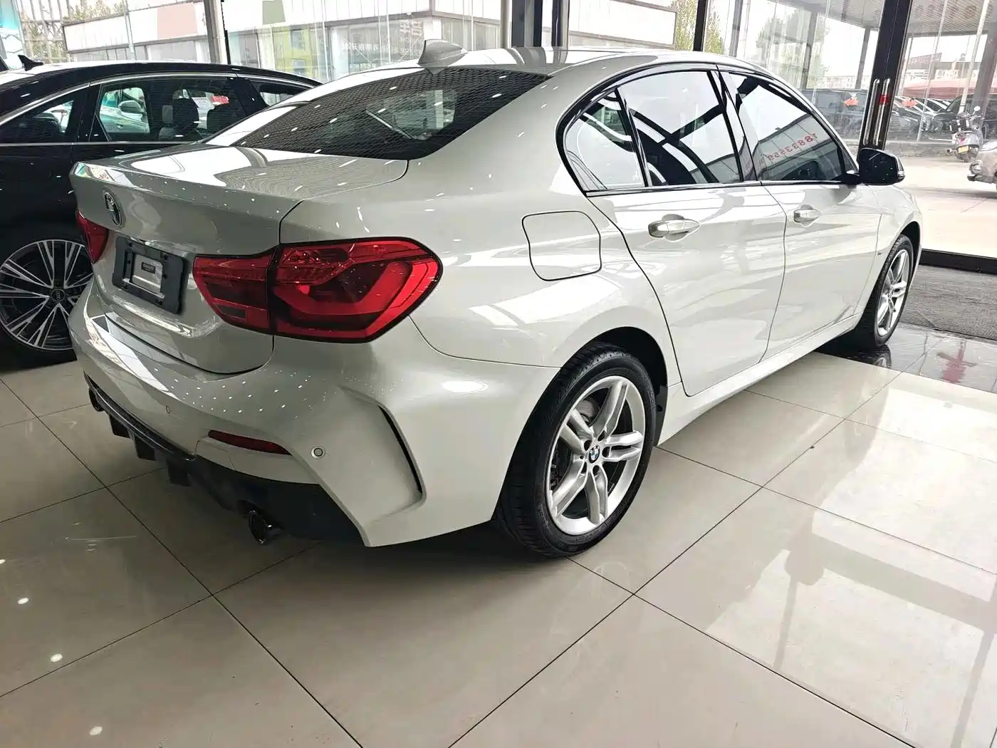 BMW 1 Series 2023 120i M Sport Shadow Edition фото 4