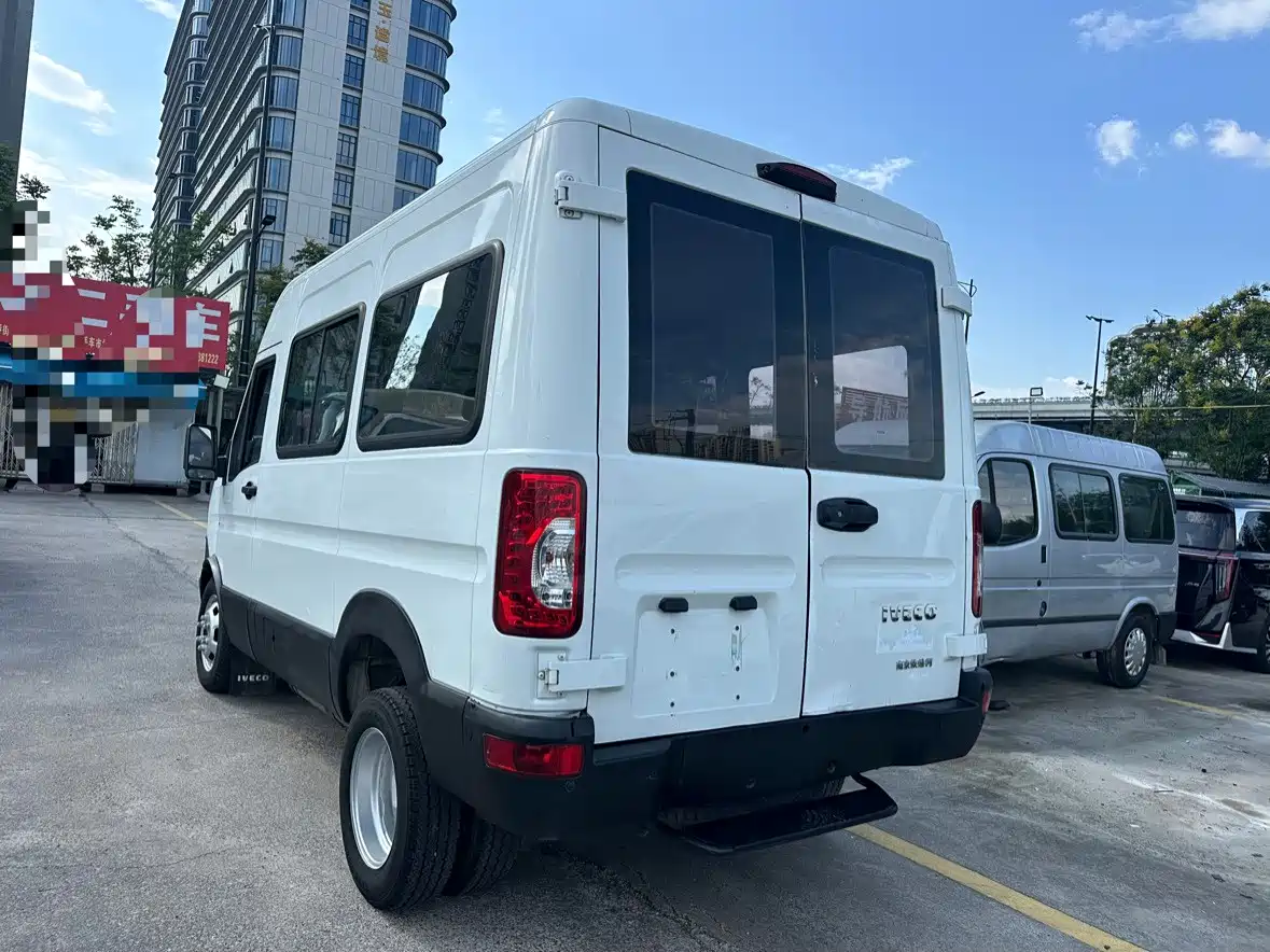 Iveco Bodhi 2018 2017 2.5T Classic A32 Bus Medium Roof 6-7 Seater 47Z5