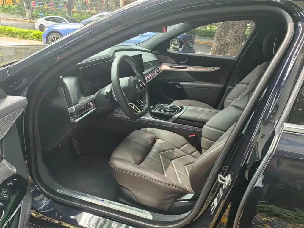 BMW 7 Series 2023 740Li Exclusive M Sport Package фото 5