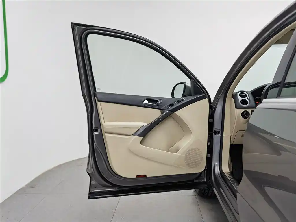 Volkswagen Tiguan 2010 2.0TSI Automatic 4WD Elite фото 8
