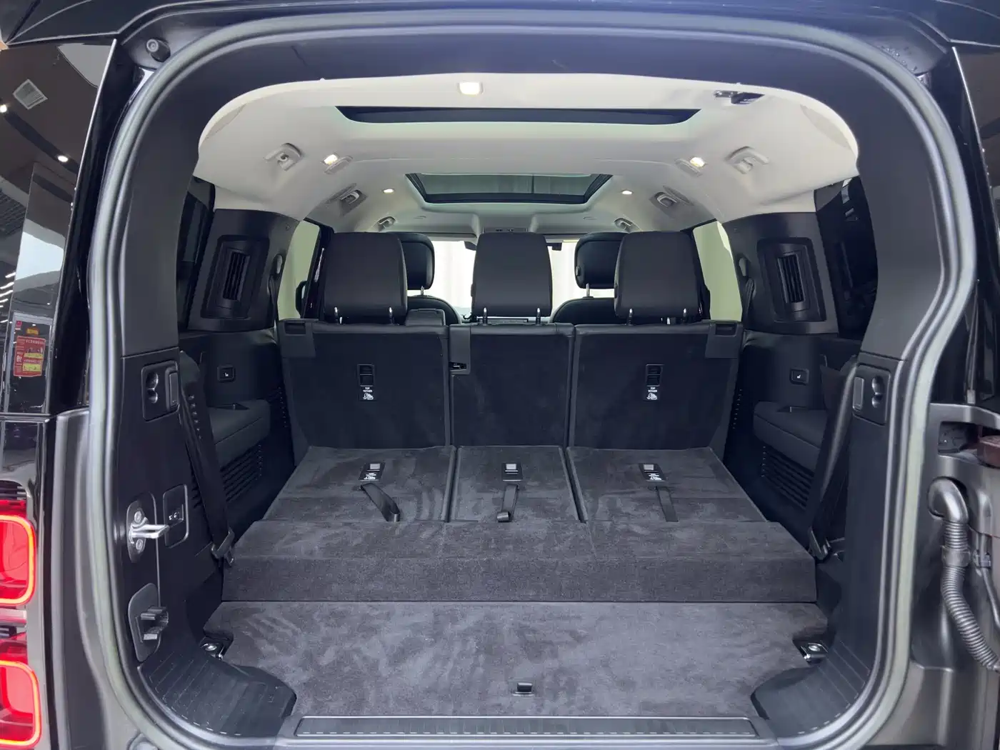 Land Rover Defender 2023 Model Year 130 3.0T P400 HSE фото 7