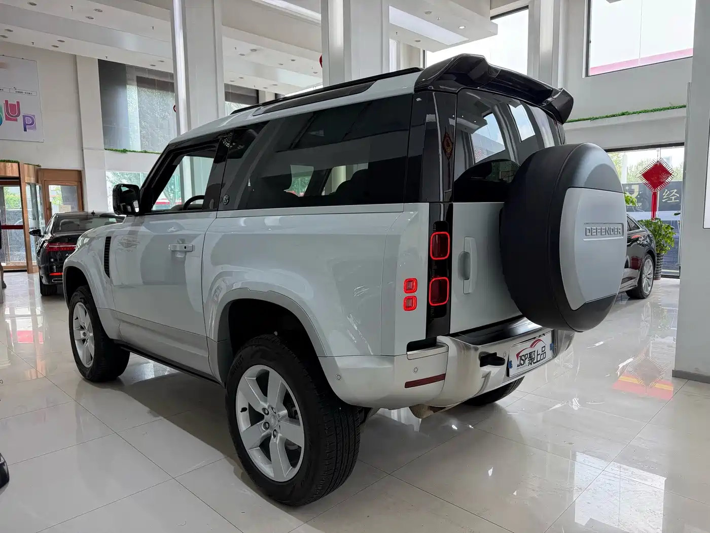 Photo 14 - Land Rover Defender