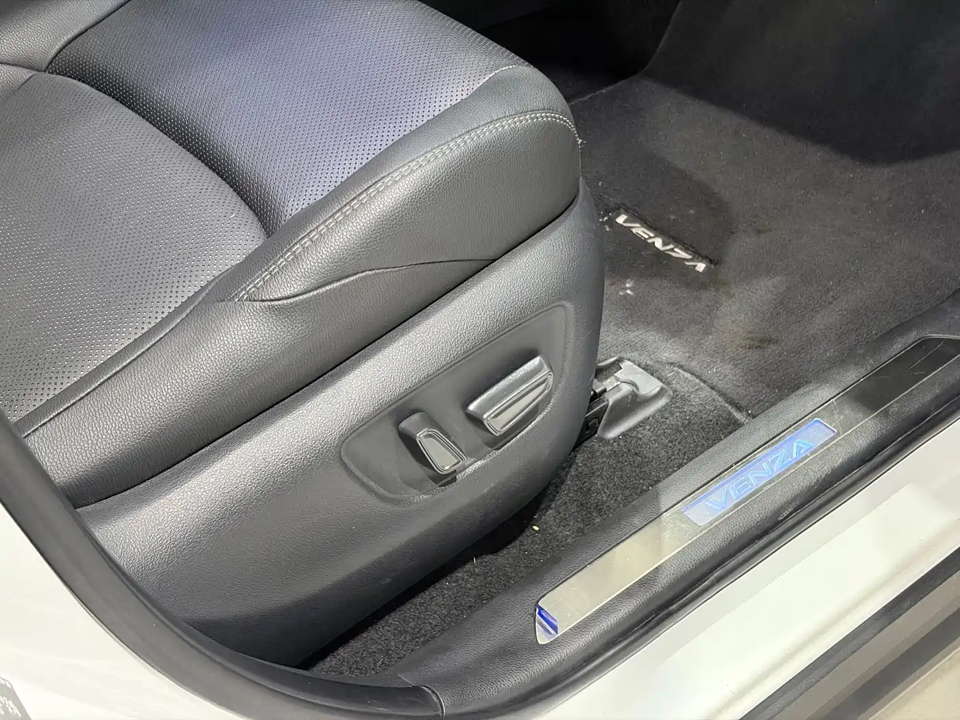 Toyota Venza 2023 2.0L CVT FWD Premium фото 21