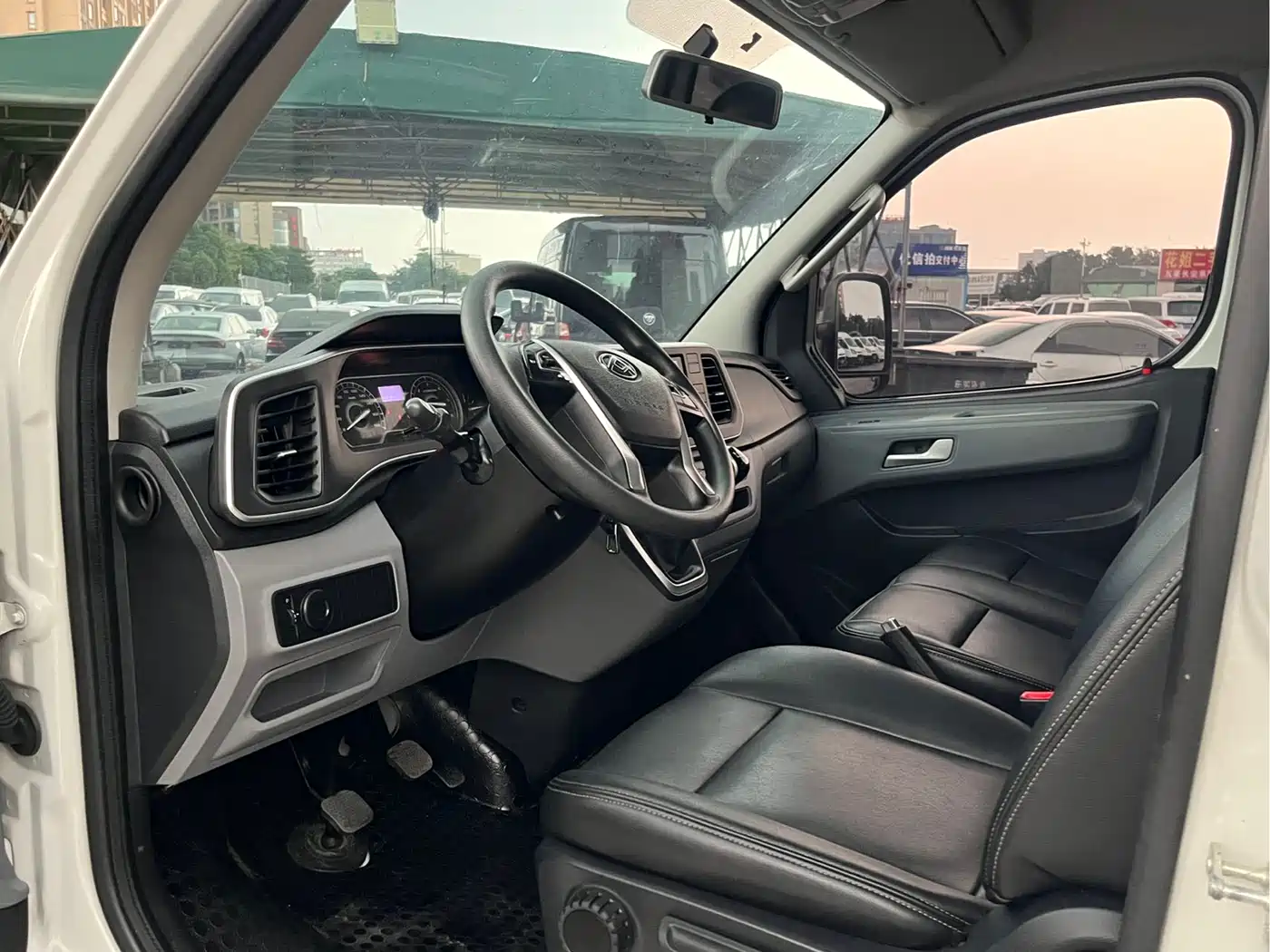 SAIC Maxus Xintu V80 2021 2.0T PLUS Manual Business Travel Edition Long Wheelbase Medium Roof 9 Seats фото 7