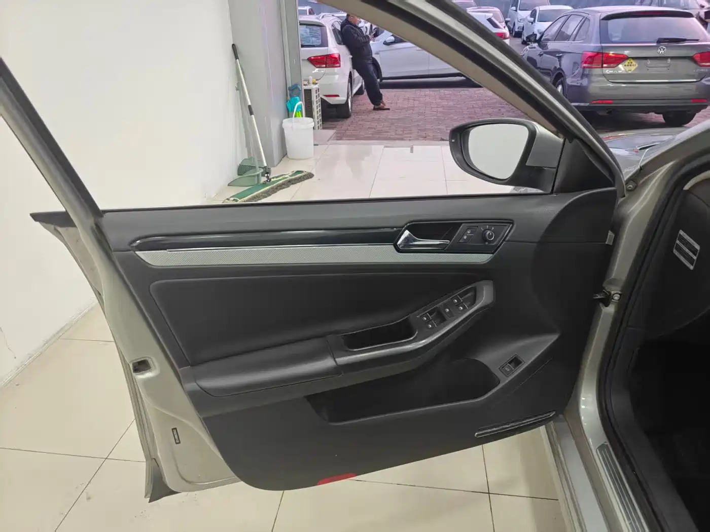 Volkswagen Sagitar 2015 1.6L Automatic Comfort фото 4