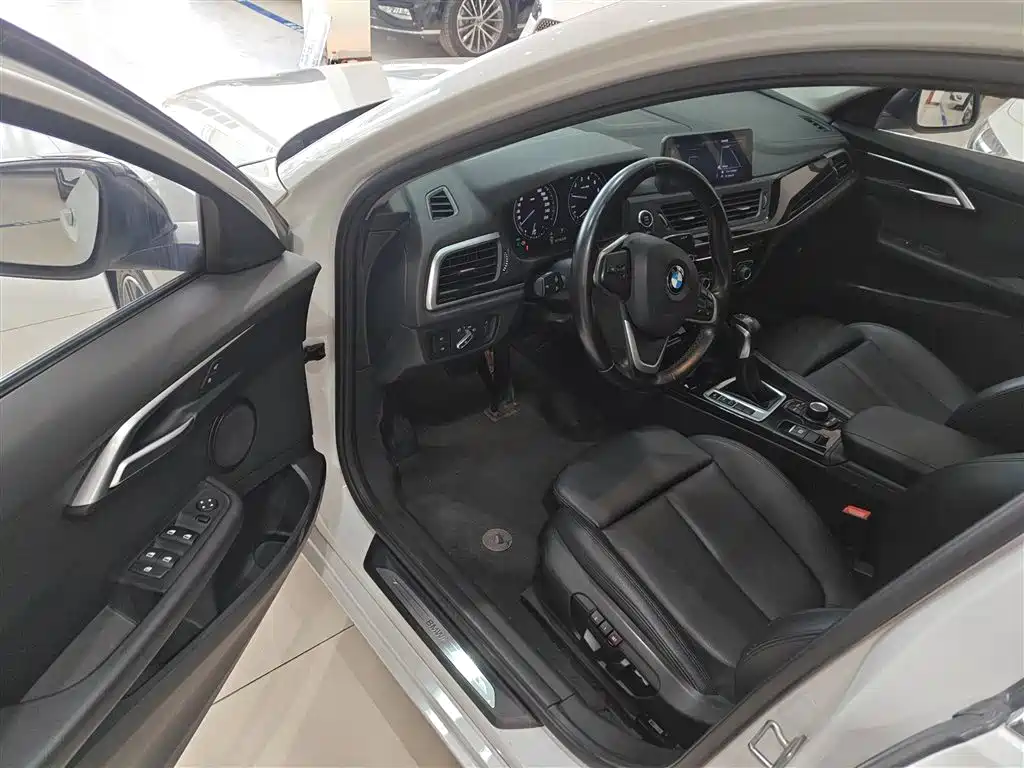 BMW 1 Series 2018 118i Sport Edition фото 16