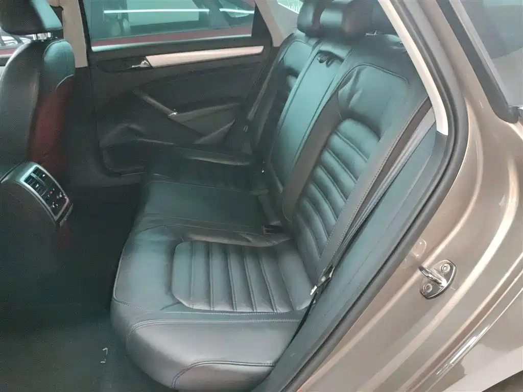 Volkswagen Passat 2014 1.8TSI DSG Executive Edition фото 17