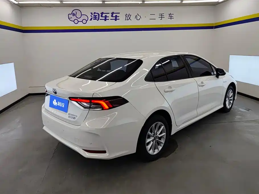 Toyota Corolla 2021 Hybrid 1.8L E-CVT Elite Edition фото 3