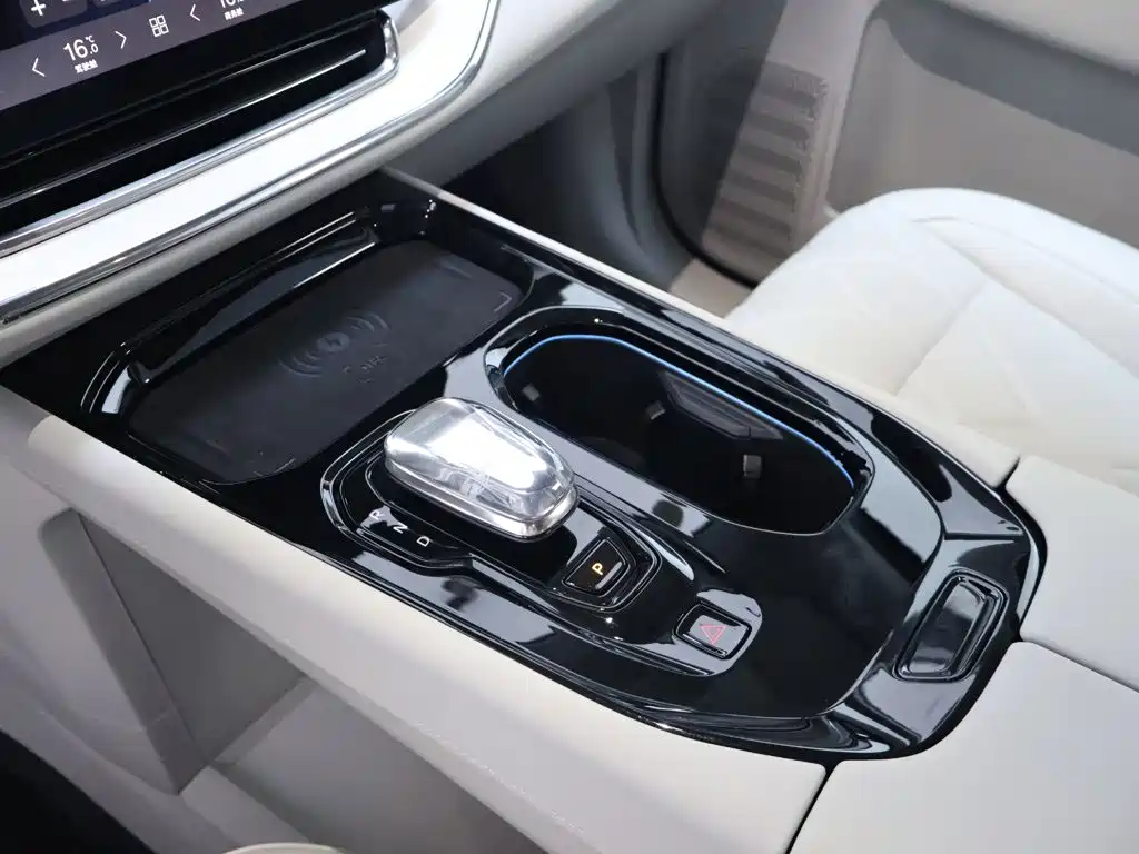 Volvo EM90 2024 2025 Ultra Six-Seater