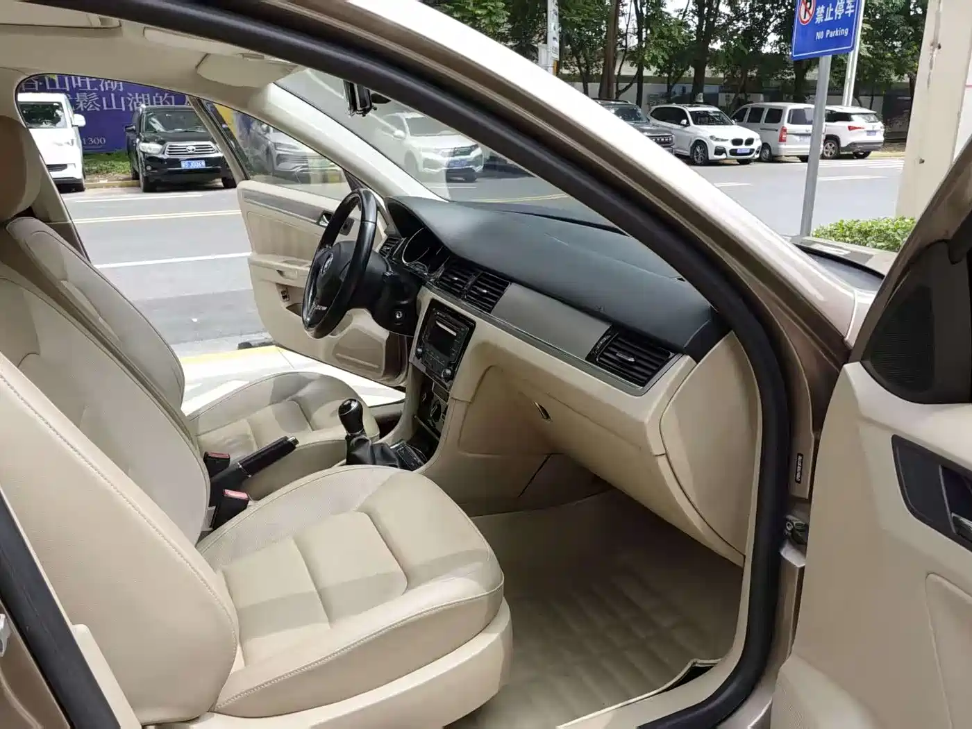 Volkswagen Bora 2014 1.6L Manual Comfort Edition фото 6