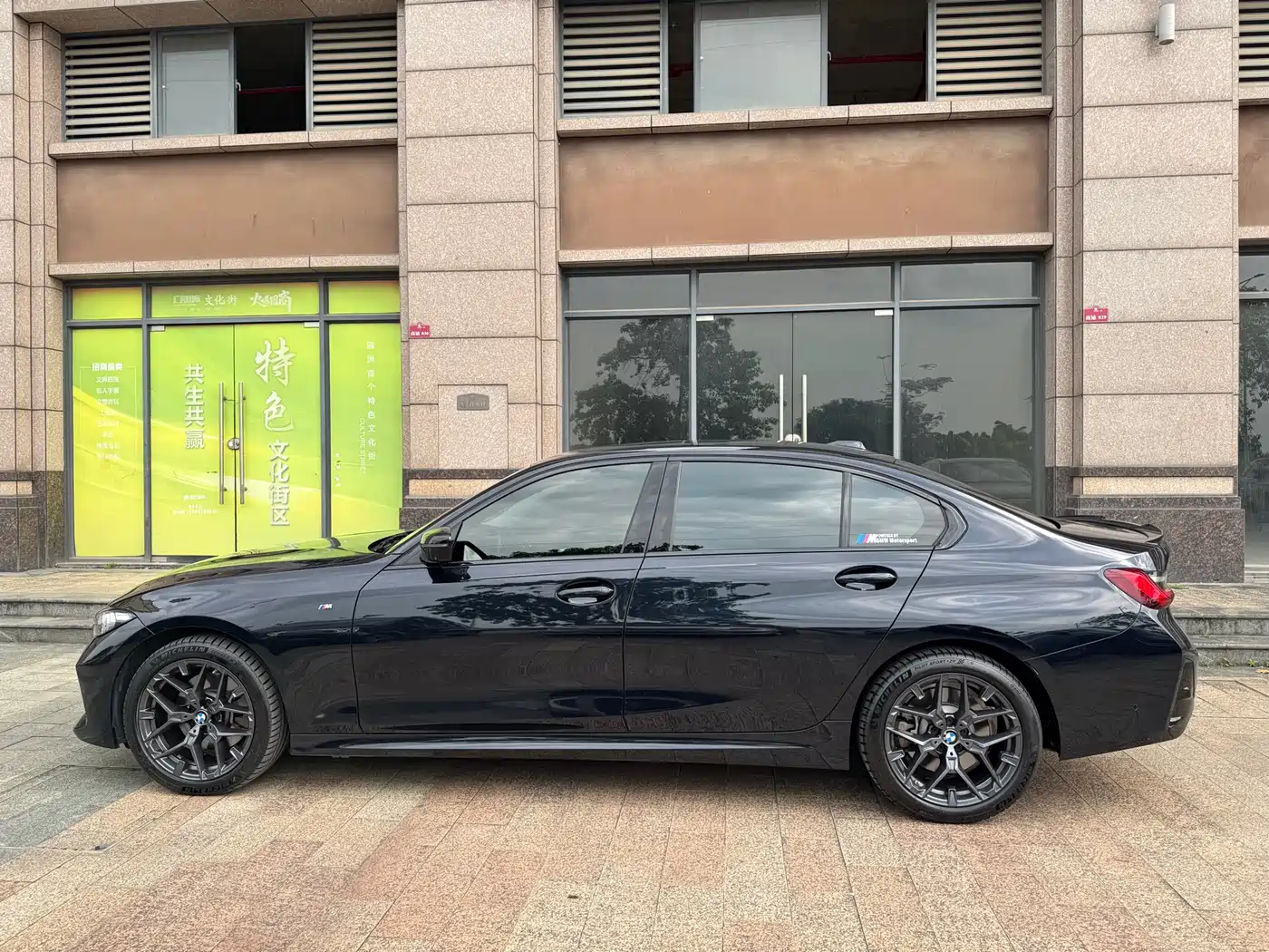 BMW 3 Series 2025 330Li M Sport Night Edition фото 3