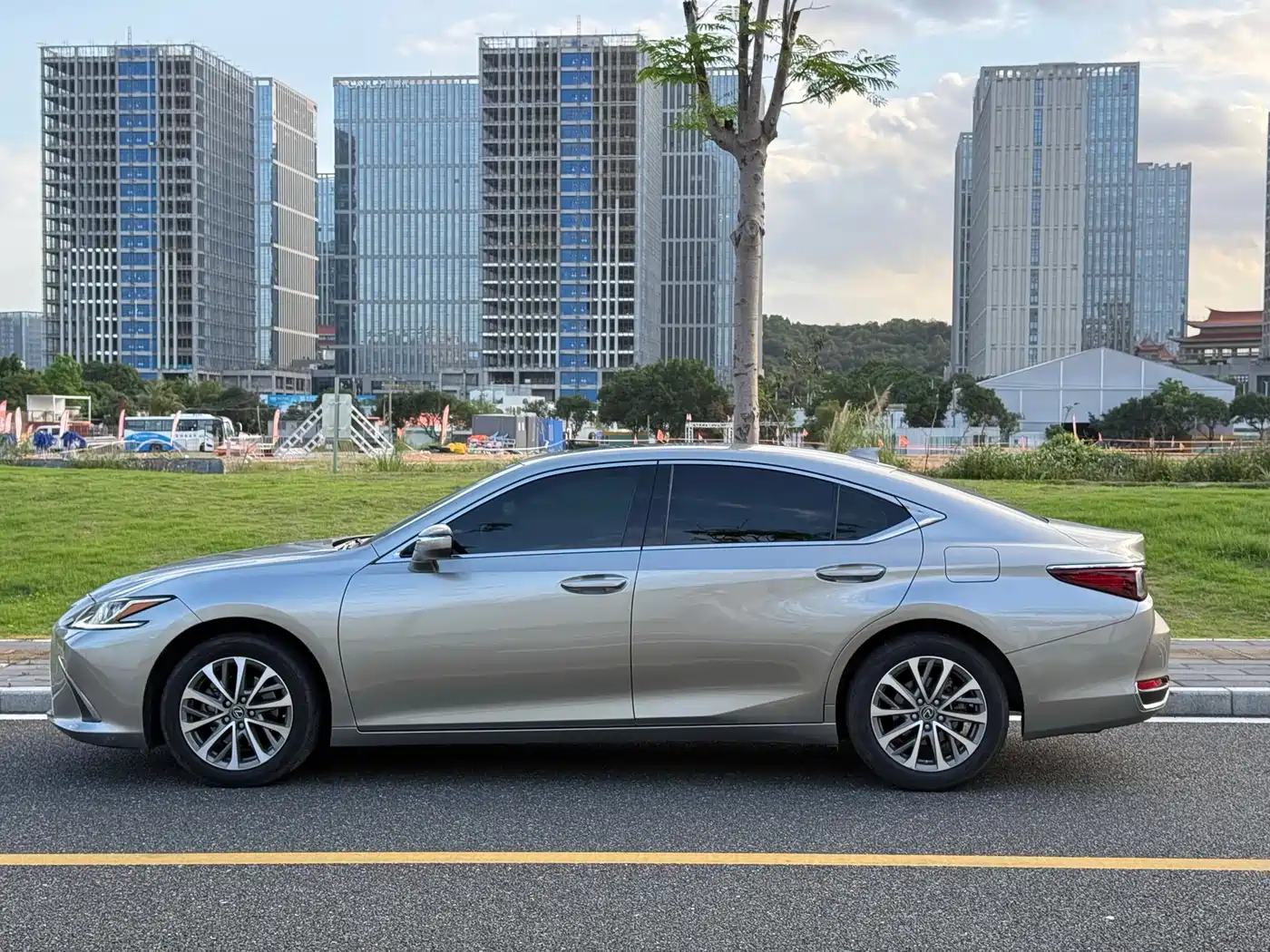 Lexus ES 2023 200 Excellence Edition фото 7