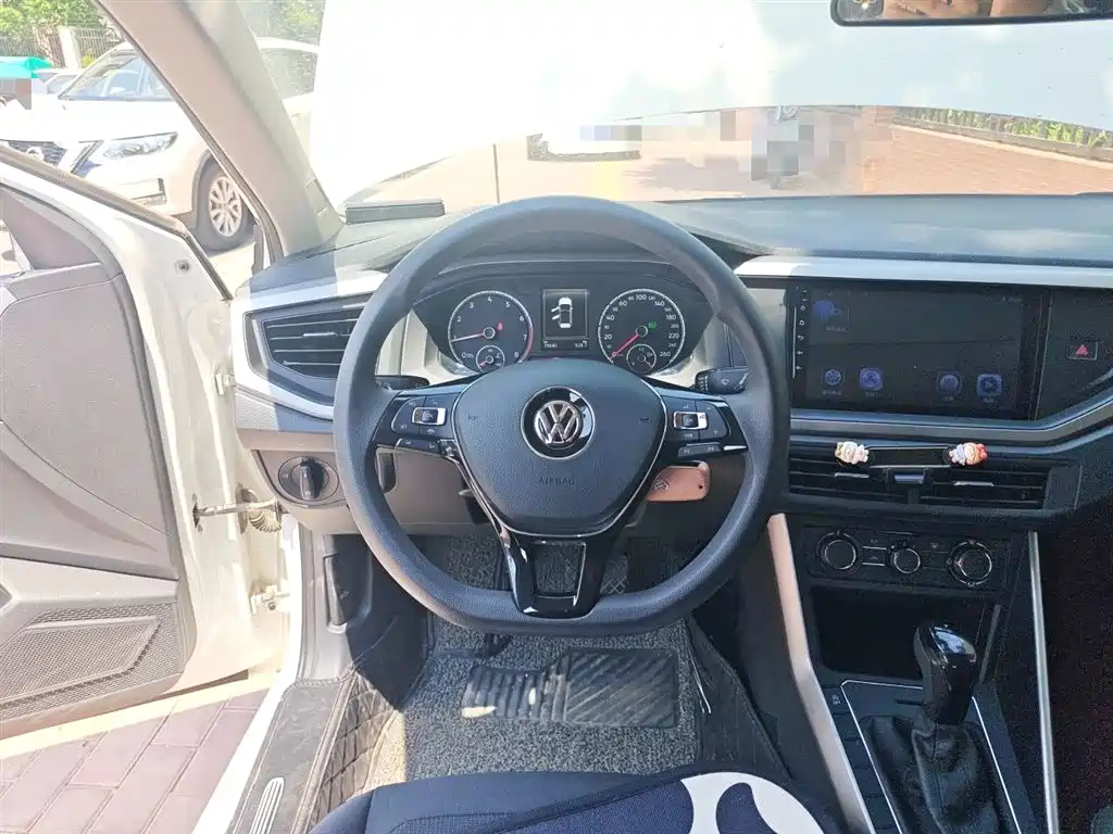 Volkswagen Polo 2019 Plus 1.5L Automatic Panorama Enjoyment Edition фото 6