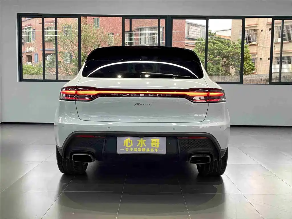 PORSCHE MACAN