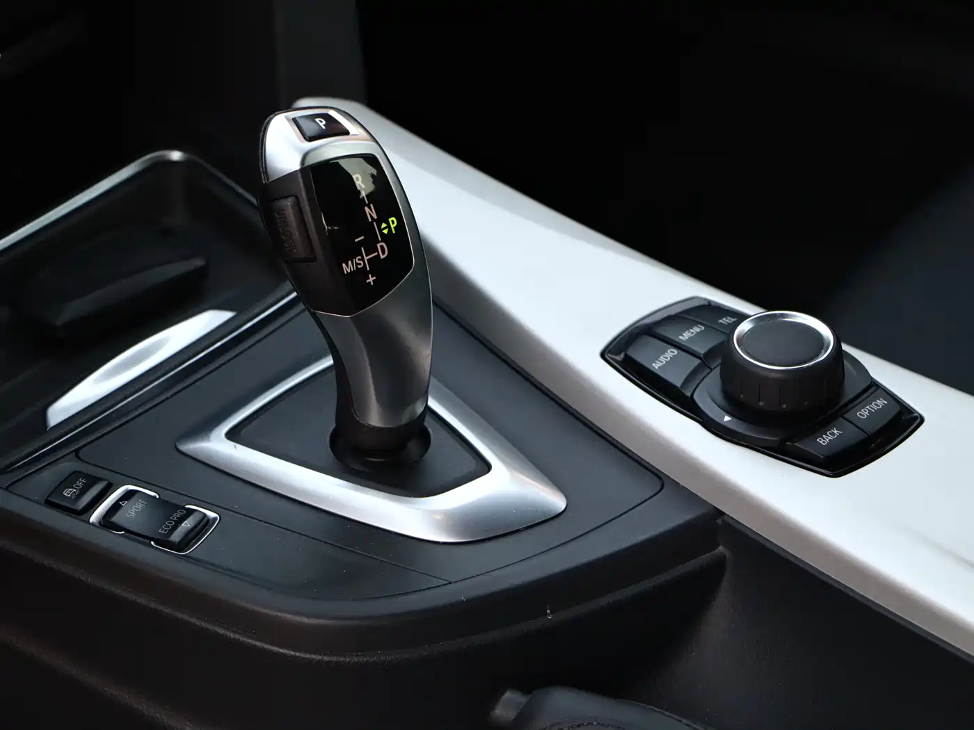 BMW 3 Series GT 2013 Model 320i Leading фото 23