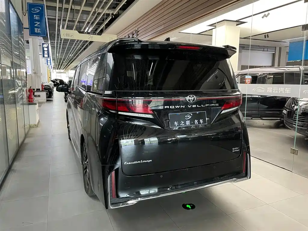 Toyota Vellfire 2024 Crown Hybrid 2.5L Executive Premium Edition фото 4