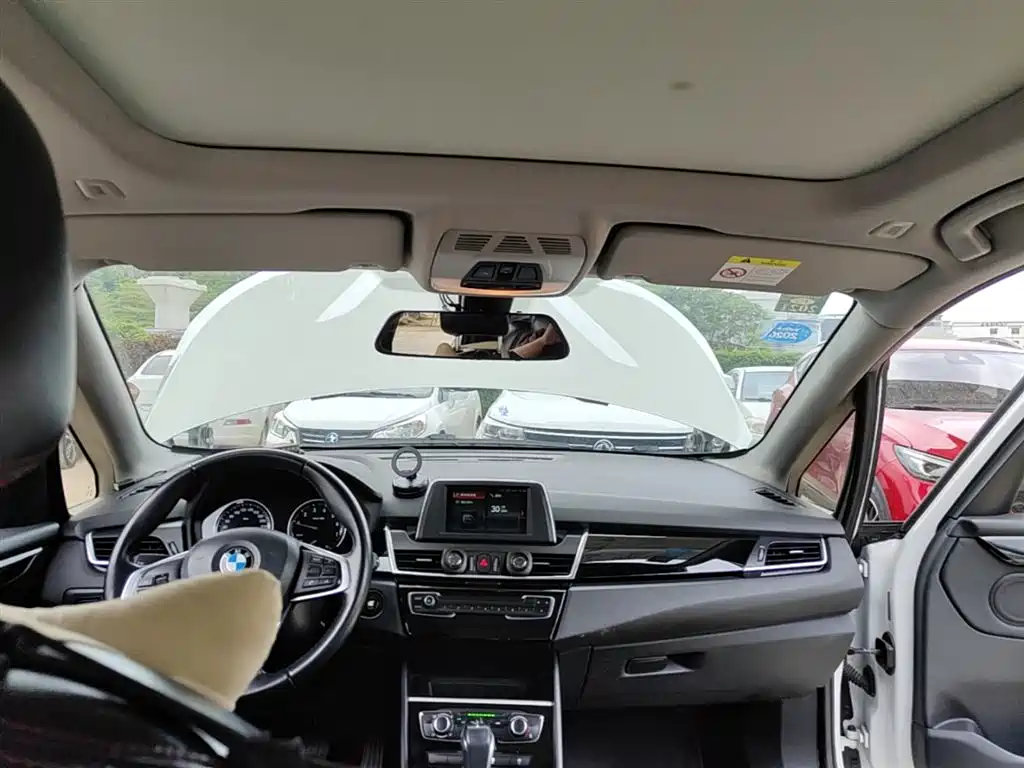 BMW 2 Series Touring 2018 218i Sport Line фото 18