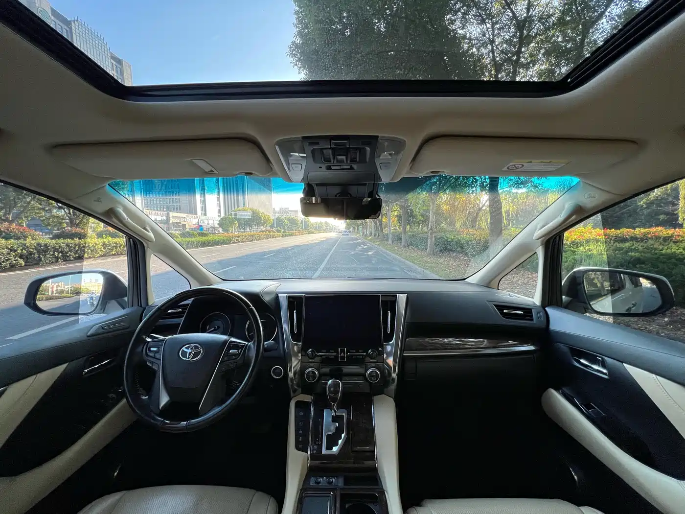 Toyota Alphard 2021 Hybrid 2.5L Luxury фото 15