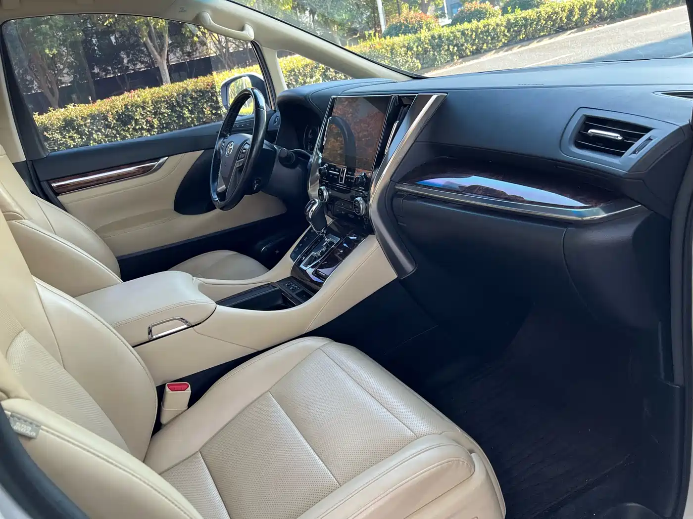 Toyota Alphard 2021 Hybrid 2.5L Luxury фото 18