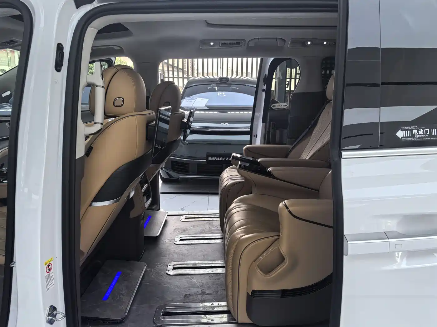 Denza D9 2022 DM-i 970 All-Wheel Drive Honor Edition фото 8