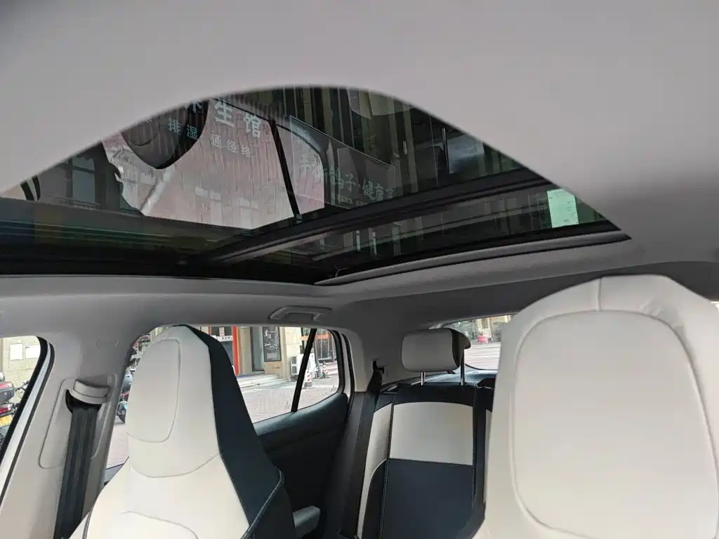 صورة 14 - Volkswagen Tharu