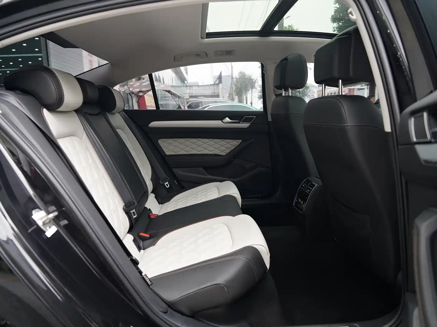 Volkswagen Magotan 2024 2 Million Units Public Sharing Edition 330TSI DSG Luxury фото 6
