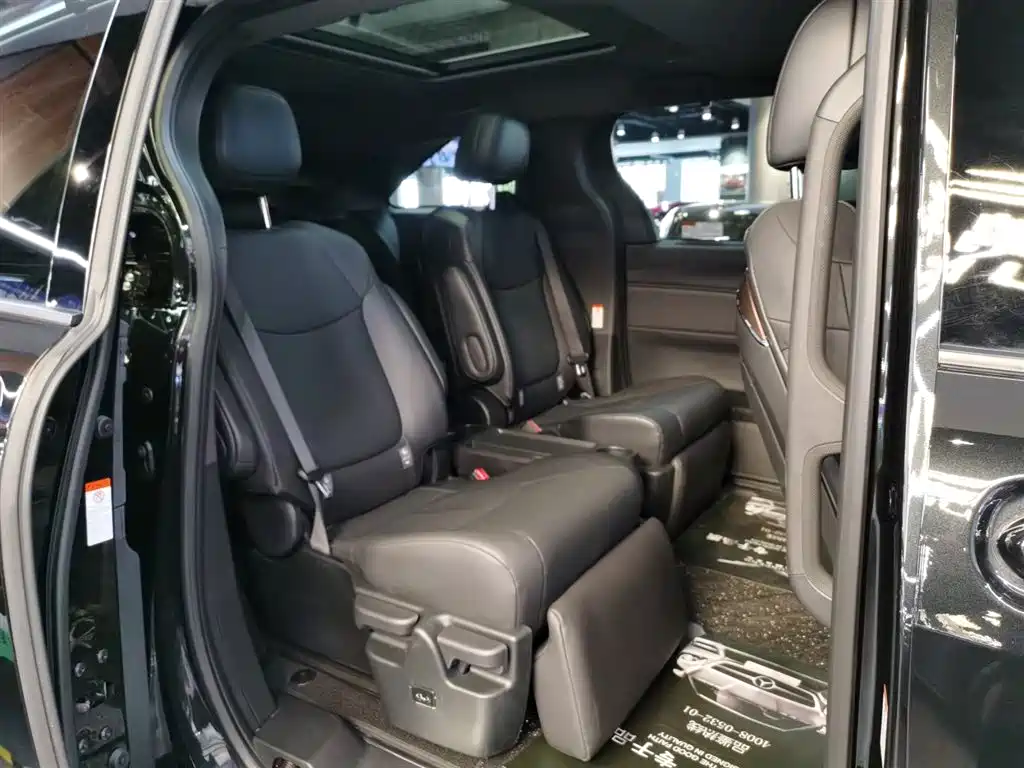 Toyota Granvia 2024 2.5L Hybrid Premium PLUS 4WD Edition фото 16