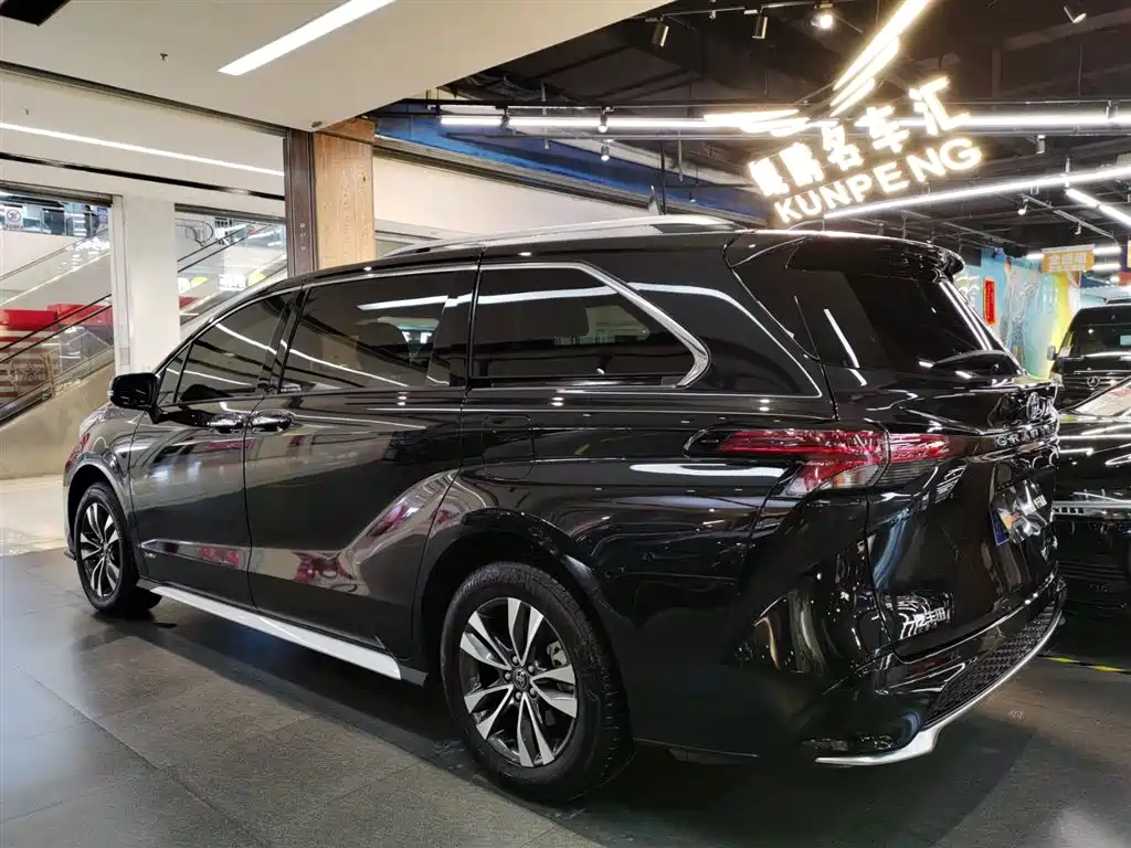 Toyota Granvia 2024 2.5L Hybrid Premium PLUS 4WD Edition фото 3