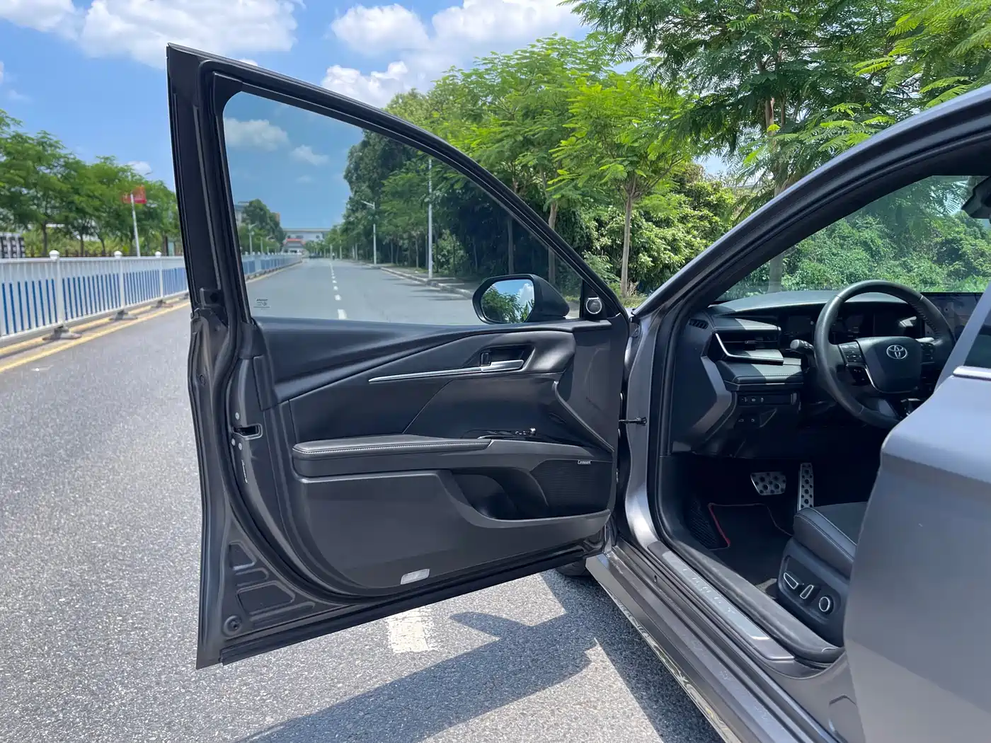 Toyota Camry 2025 Hybrid 2.0HXS Glory Edition фото 21