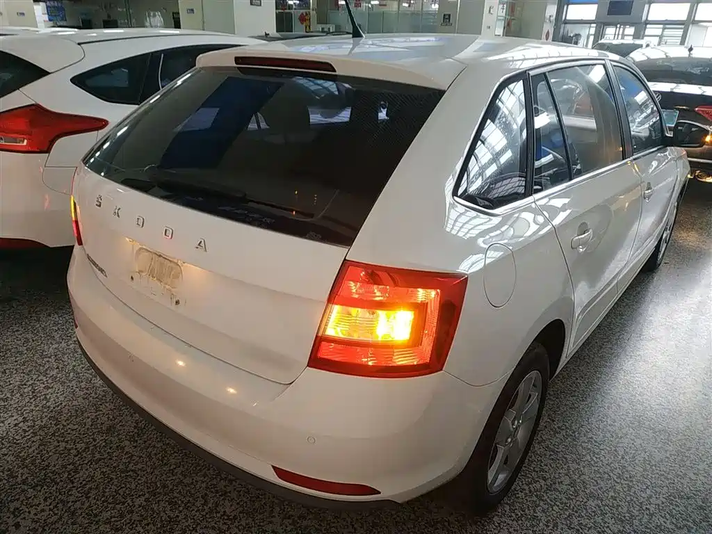 Škoda Skoda Rapid Spaceback 2019 Facelift 1.5L Automatic Comfort Version China V фото 4