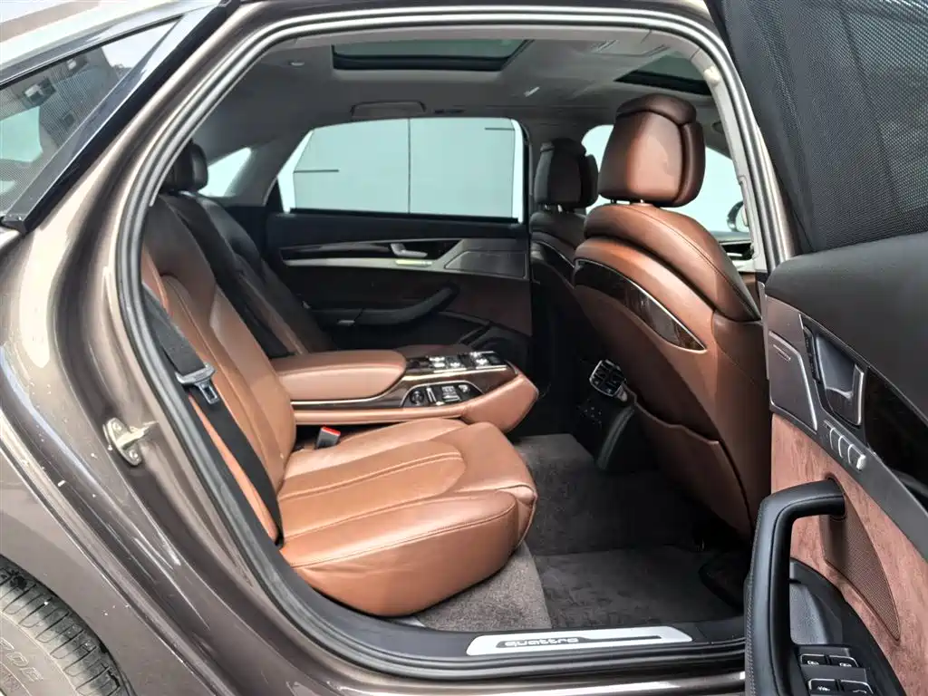 Photo 10 - Audi A8