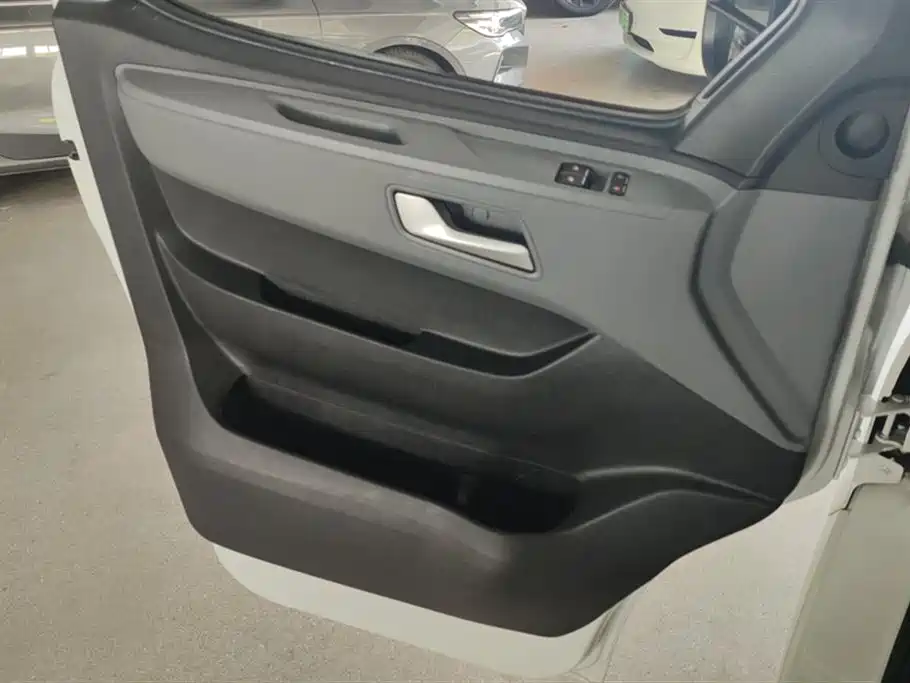 SAIC Maxus Xintu V80 2025 PRO Aoyun 2.0T AMT Short Wheelbase Medium Roof 5/6-Seater фото 7