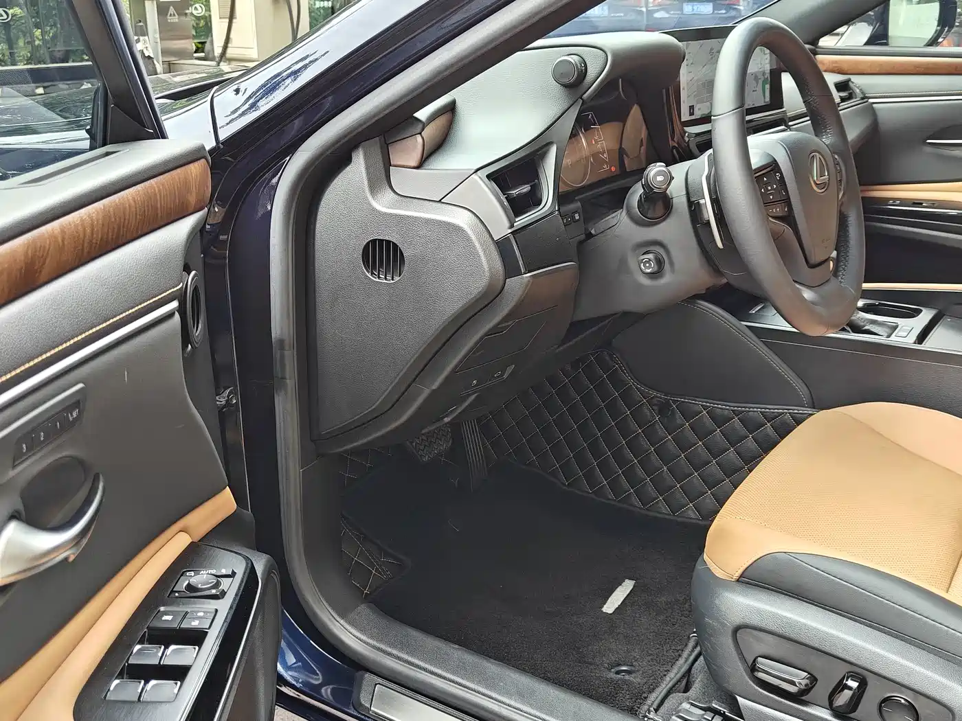 Photo 5 - Lexus ES