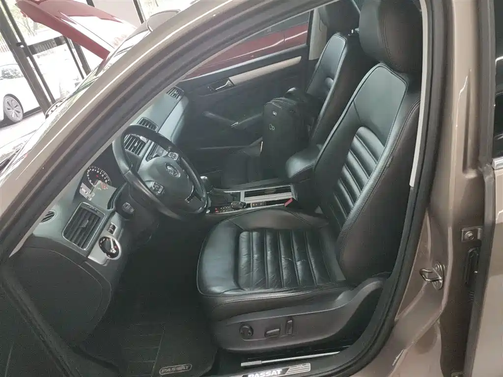 Volkswagen Passat 2014 1.8TSI DSG Executive Edition фото 15
