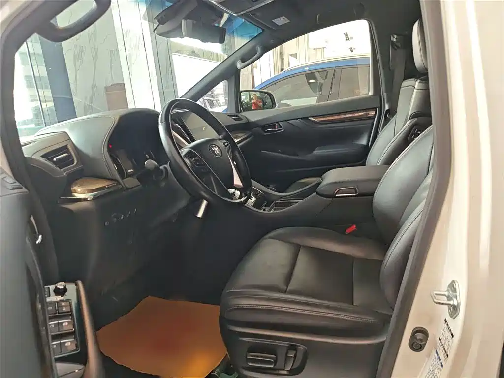Фото 15 - Toyota Vellfire