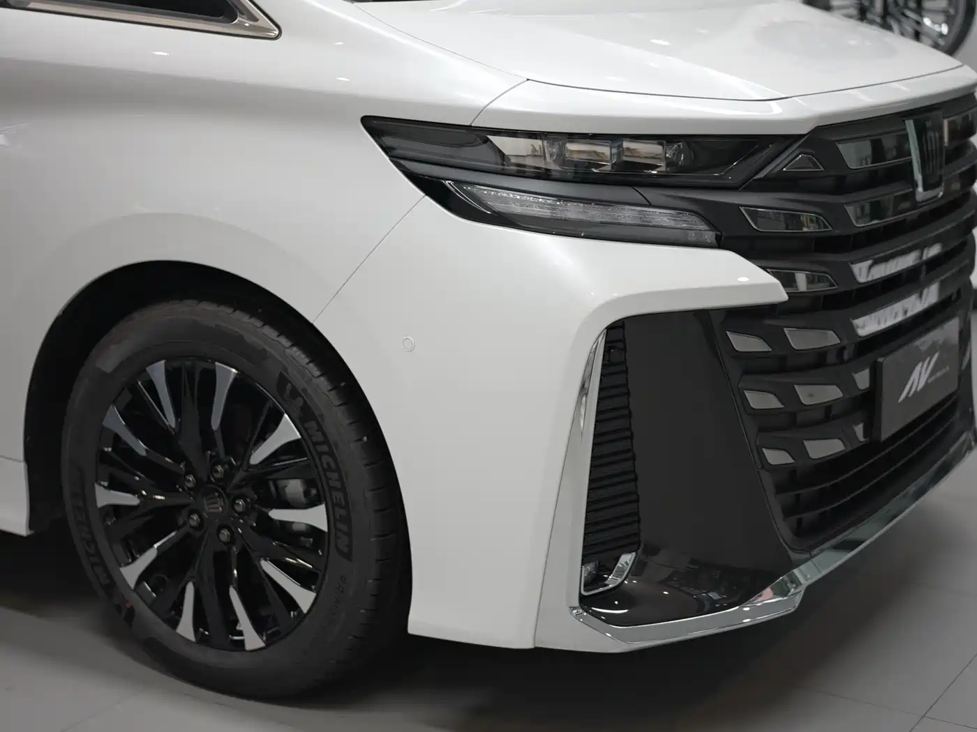 Toyota Vellfire 2024 Crown Hybrid 2.5L Executive Premium Edition фото 3