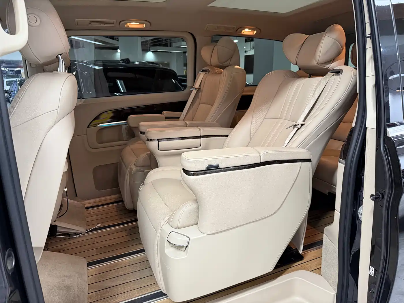 Mercedes-Benz V-Class 2017 Model V 260 Premium Edition фото 6