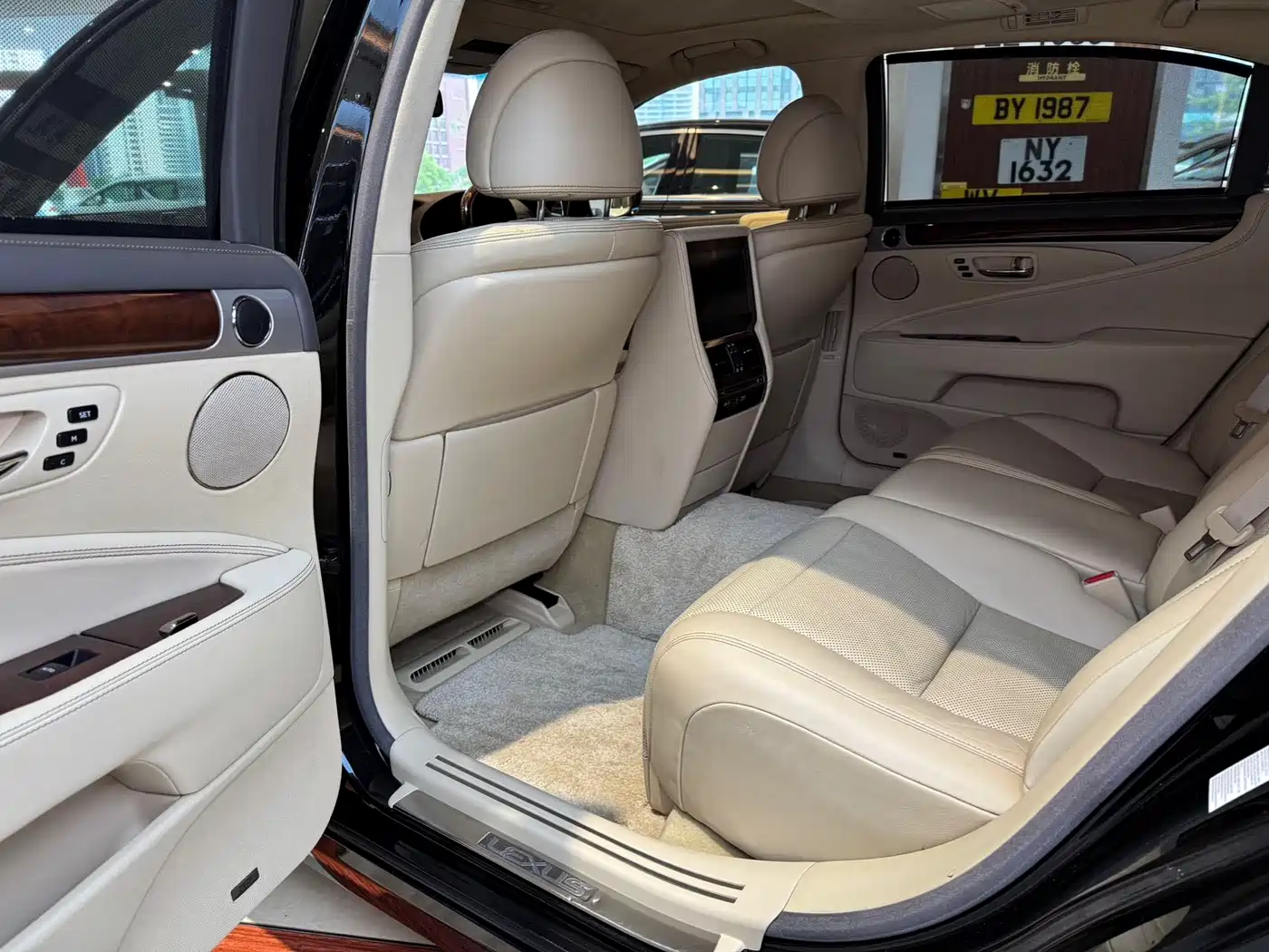 Фото 12 - Lexus LS