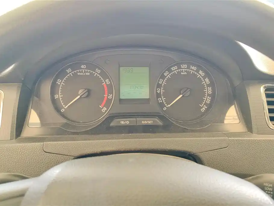 Škoda Rapid 2013 1.6L Manual Smart Selection фото 14